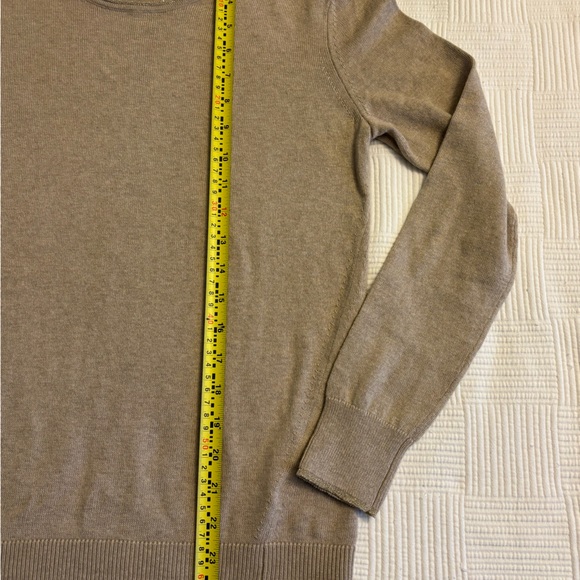 NWOT Beautiful Banana Republic sweater with gold trim. - Picture 9 of 12